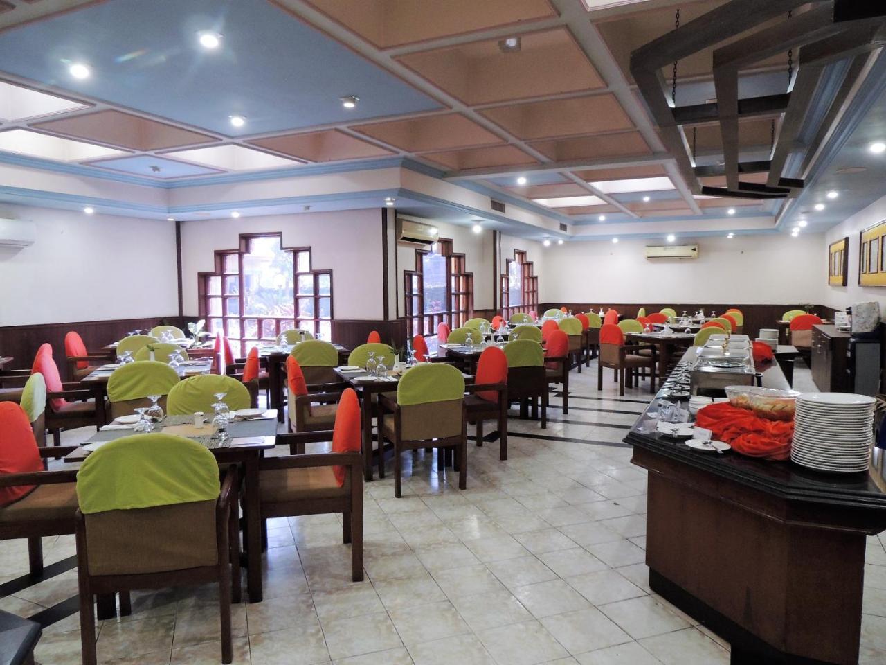 Hotel Nirvana Siddharthanagar Екстер'єр фото